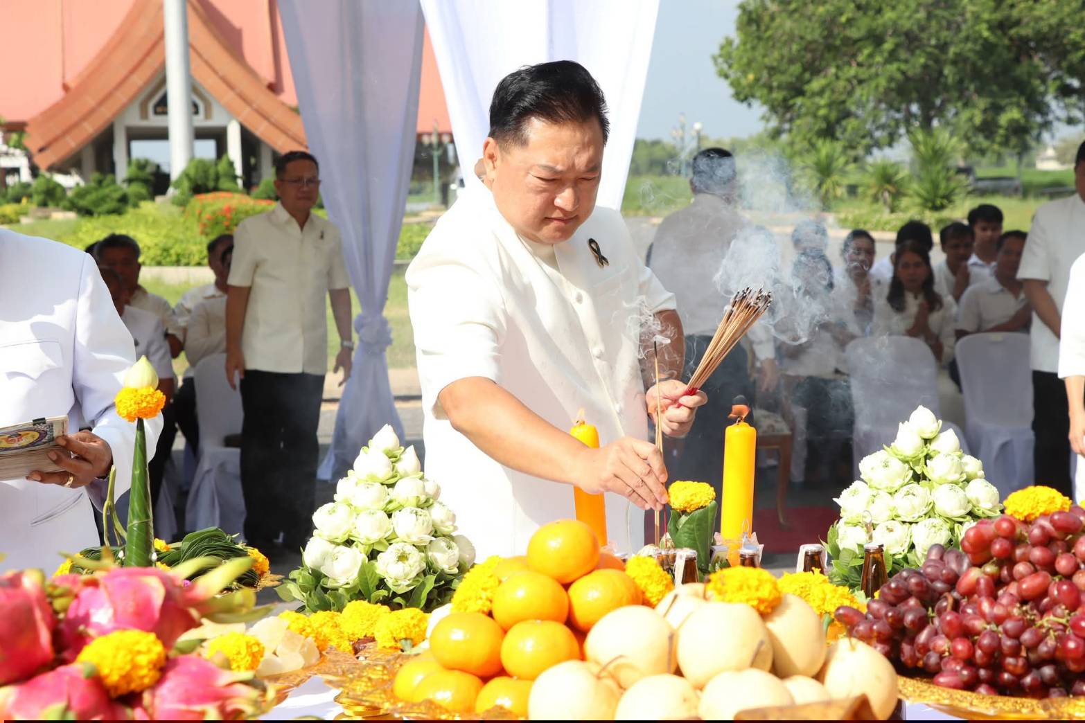 title - ศพส. ร่วมพิธีบวงสรวงซุ้มถวายดอกไม้จันทน์ จังหวัดพระนครศรีอยุธยา น้อมรำลึกในพระมหากรุณาธิคุณ สมเด็จพระบรมราชชนนีพันปีหลวง ณ บริเวณด้านหน้าอาคารศาลาพระมิ่งขวัญ ศูนย์ส่งเสริมและพัฒนาอาชีพเสริมนอกภาคการเกษตร (ศูนย์ศิลปาชีพ บางไทรฯ (เดิม))
